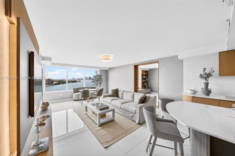 Condo in Miami Beach, Florida, 2 bedrooms  № 1992974 - photo 2