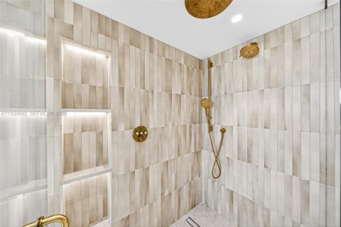 Condo in Miami Beach, Florida, 2 bedrooms  № 1992974 - photo 18