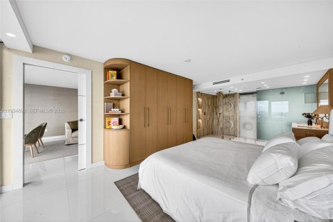 Condo in Miami Beach, Florida, 2 bedrooms  № 1992974 - photo 16