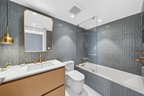 Condo in Miami Beach, Florida, 2 bedrooms  № 1992974 - photo 25