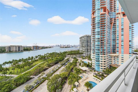 Condo in Miami Beach, Florida, 2 bedrooms  № 1992974 - photo 13