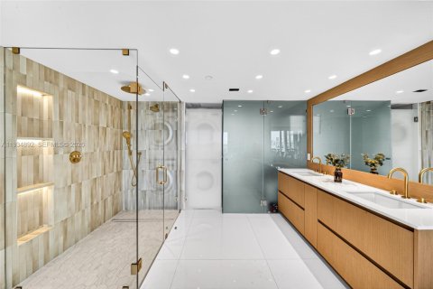 Condo in Miami Beach, Florida, 2 bedrooms  № 1992974 - photo 17