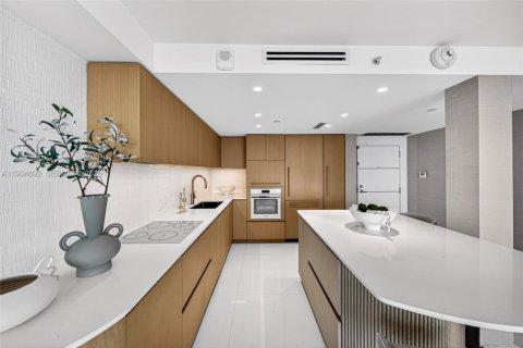 Condo in Miami Beach, Florida, 2 bedrooms  № 1992974 - photo 8