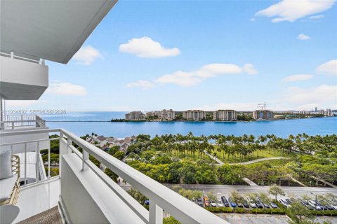 Condo in Miami Beach, Florida, 2 bedrooms  № 1992974 - photo 11