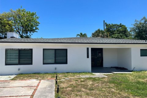Villa ou maison à vendre à North Miami Beach, Floride: 4 chambres, 196.12 m2 № 1882425 - photo 1