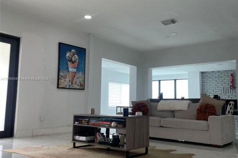 Villa ou maison à vendre à North Miami Beach, Floride: 4 chambres, 196.12 m2 № 1882425 - photo 3