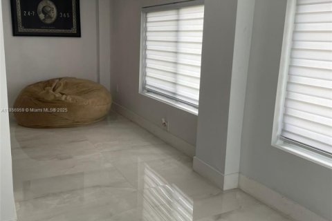 Villa ou maison à vendre à North Miami Beach, Floride: 4 chambres, 196.12 m2 № 1882425 - photo 4