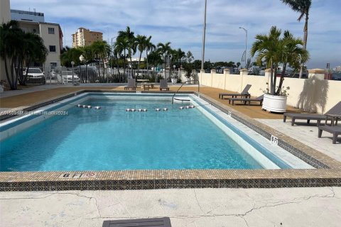 Condo in North Bay Village, Florida, 1 bedroom  № 1695064 - photo 14