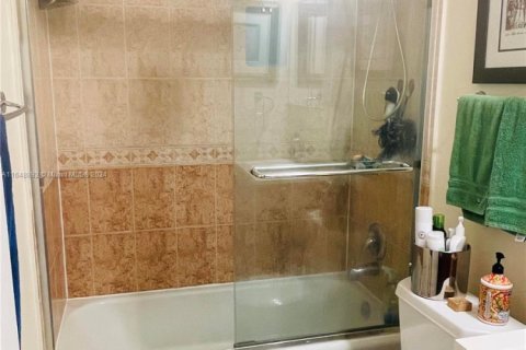 Condo in North Bay Village, Florida, 1 bedroom  № 1695064 - photo 9