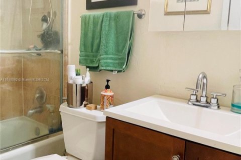 Condo in North Bay Village, Florida, 1 bedroom  № 1695064 - photo 8