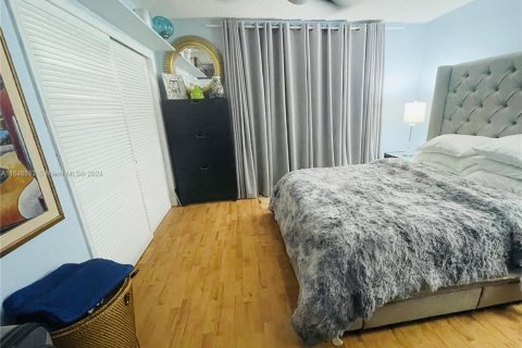 Condo in North Bay Village, Florida, 1 bedroom  № 1695064 - photo 11