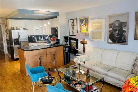 Condo in North Bay Village, Florida, 1 bedroom  № 1695064 - photo 1