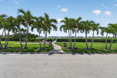 House in Nokomis, Florida 3 bedrooms, 156.91 sq.m. № 2098295 - photo 9