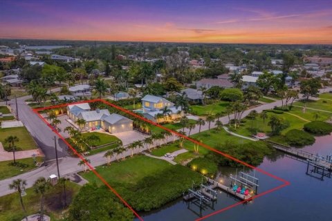 House in Nokomis, Florida 3 bedrooms, 156.91 sq.m. № 2098295 - photo 2