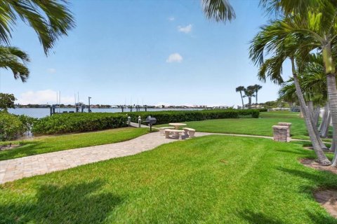 House in Nokomis, Florida 3 bedrooms, 156.91 sq.m. № 2098295 - photo 7