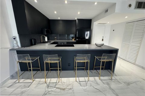 Condominio en venta en Hollywood, Florida, 2 dormitorios, 117.99 m2 № 1974081 - foto 2