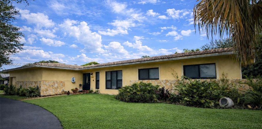 Дом в Майами, Флорида 6 спален, 349.31м2 № 2027387