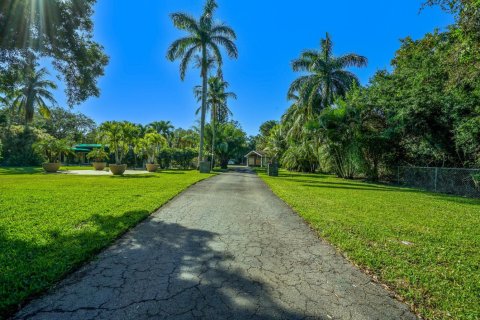 House in Lake Worth, Florida 2 bedrooms, 189.89 sq.m. № 1224661 - photo 1