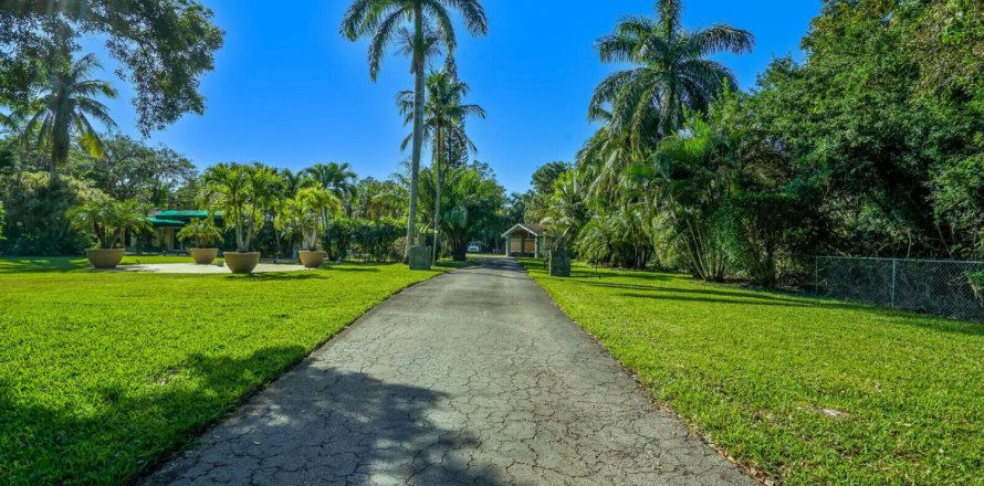 House in Lake Worth, Florida 2 bedrooms, 189.89 sq.m. № 1224661