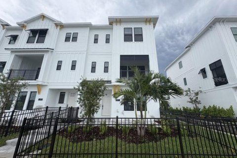 Townhouse in Sarasota, Florida 3 bedrooms, 218.78 sq.m. № 2204279