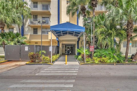 Condo in Miami, Florida, 1 bedroom  № 1715383 - photo 2