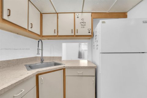 Condo in Miami, Florida, 1 bedroom  № 1715383 - photo 5