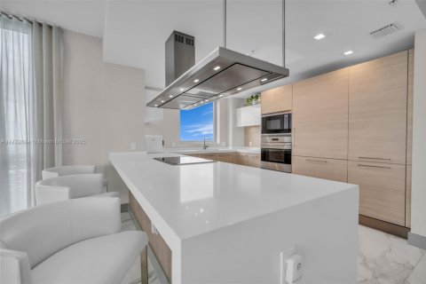 Condo in North Miami Beach, Florida, 2 bedrooms  № 1875434 - photo 11