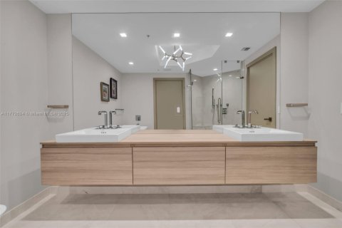 Condo in North Miami Beach, Florida, 2 bedrooms  № 1875434 - photo 17
