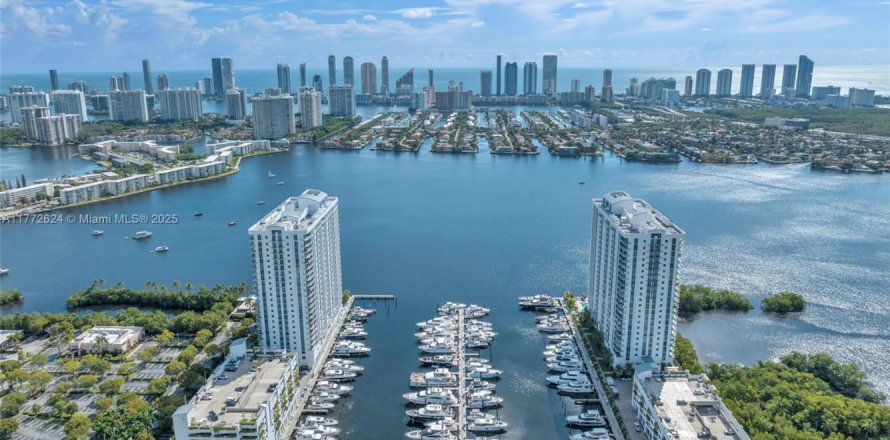 Condo in North Miami Beach, Florida, 2 bedrooms  № 1875434