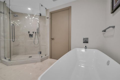 Condo in North Miami Beach, Florida, 2 bedrooms  № 1875434 - photo 16