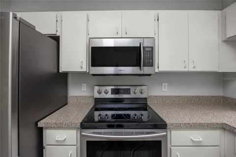 Townhouse in Tampa, Florida 2 bedrooms, 110 sq.m. № 1827017 - photo 10