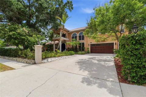 House in Tampa, Florida 5 bedrooms, 386.75 sq.m. № 2158056 - photo 2
