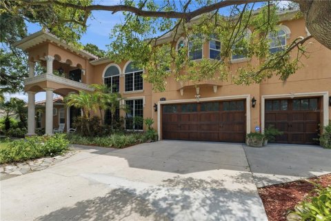 House in Tampa, Florida 5 bedrooms, 386.75 sq.m. № 2158056 - photo 4