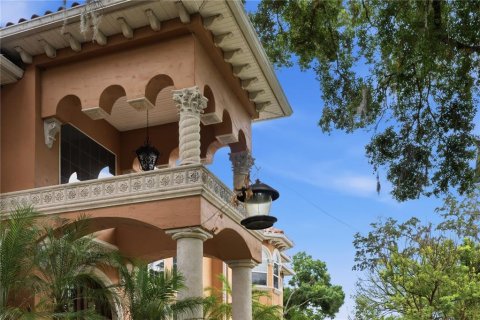 House in Tampa, Florida 5 bedrooms, 386.75 sq.m. № 2158056 - photo 8