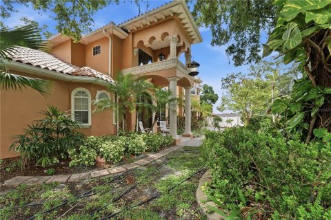 House in Tampa, Florida 5 bedrooms, 386.75 sq.m. № 2158056 - photo 7