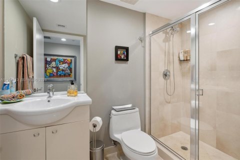 Condo in Hallandale Beach, Florida, 3 bedrooms  № 2011861 - photo 13