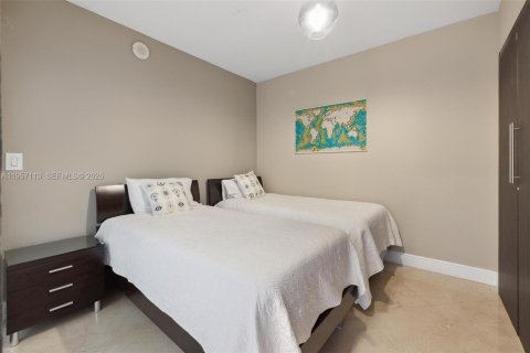 Condo in Hallandale Beach, Florida, 3 bedrooms  № 2011861 - photo 21