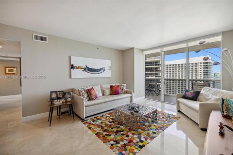 Condo in Hallandale Beach, Florida, 3 bedrooms  № 2011861 - photo 10