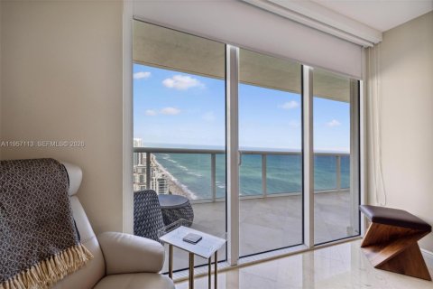Condo in Hallandale Beach, Florida, 3 bedrooms  № 2011861 - photo 17