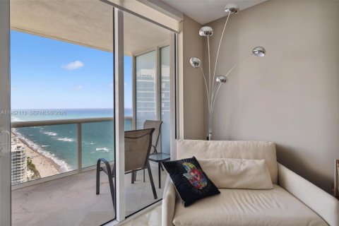 Condo in Hallandale Beach, Florida, 3 bedrooms  № 2011861 - photo 11