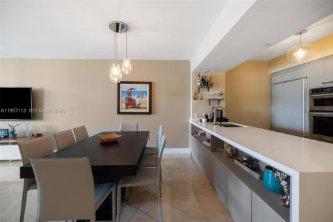 Condo in Hallandale Beach, Florida, 3 bedrooms  № 2011861 - photo 4