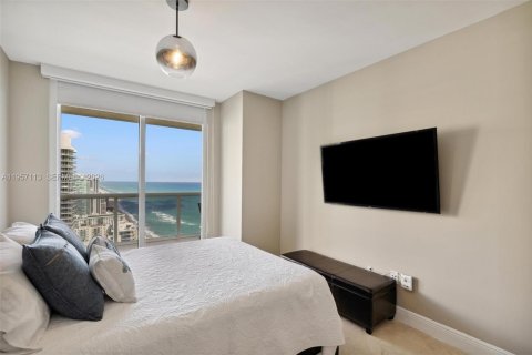 Condo in Hallandale Beach, Florida, 3 bedrooms  № 2011861 - photo 12