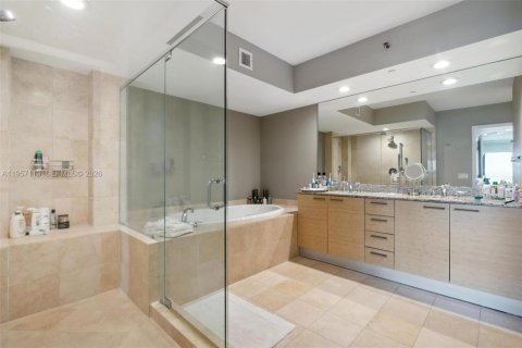 Condo in Hallandale Beach, Florida, 3 bedrooms  № 2011861 - photo 18