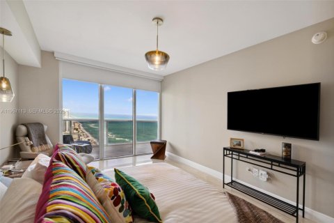 Condo in Hallandale Beach, Florida, 3 bedrooms  № 2011861 - photo 14