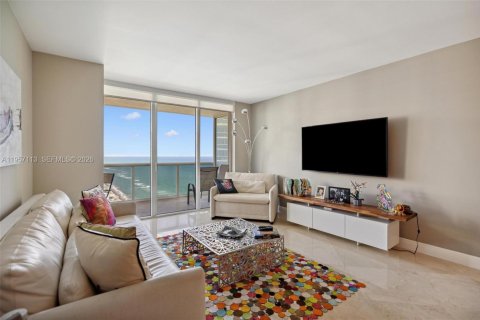 Condo in Hallandale Beach, Florida, 3 bedrooms  № 2011861 - photo 9