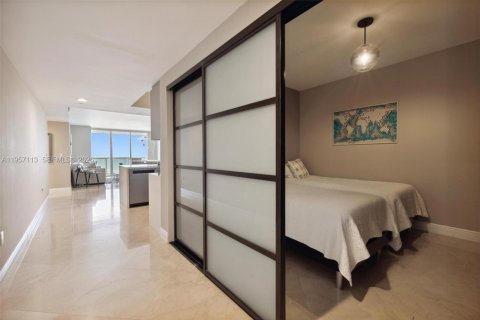 Condo in Hallandale Beach, Florida, 3 bedrooms  № 2011861 - photo 20