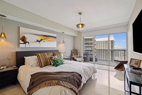 Condo in Hallandale Beach, Florida, 3 bedrooms  № 2011861 - photo 16