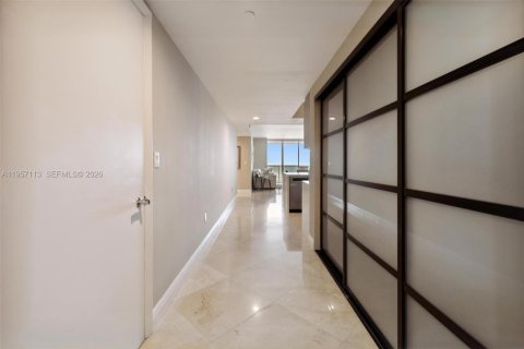 Condo in Hallandale Beach, Florida, 3 bedrooms  № 2011861 - photo 19