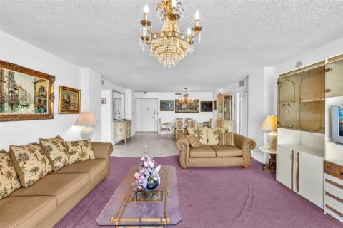Condo in Hallandale Beach, Florida, 2 bedrooms  № 1971295 - photo 8