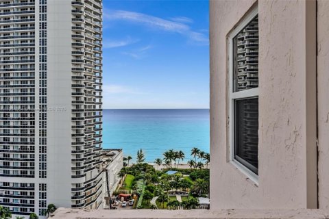 Condo in Hallandale Beach, Florida, 2 bedrooms  № 1971295 - photo 1